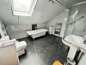 Top floor bathroom - click for photo gallery